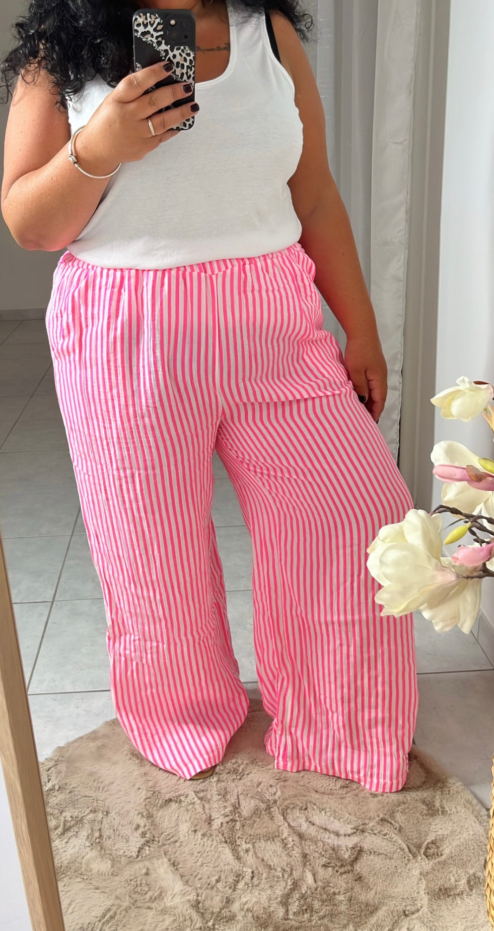 Pantalon fluide rayé rose – “Pink Power” femme ronde