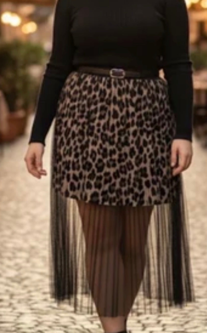 Jupe “Fauve Élégance” – Tulle & Léopard
Tailles disponibles : 40 au 48
L’alliance parfaite entre le sauvage et le raffiné 🐆✨
Cette jupe mi-longue associe un imprimé léopard audacieux à un voile de tulle noir transparent pour un effet à la fois glamour