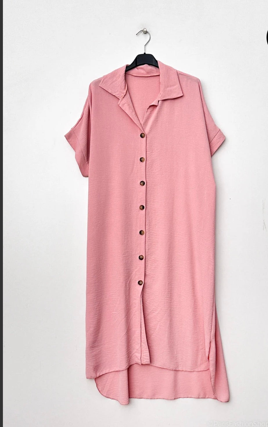 nouveautés, cette jolie robe chemise fluide éclat ,parfaite pour un look féminin et tendance au quotidien.
Sa coupe droite et légère Taille unique - convient du 36 au 46.