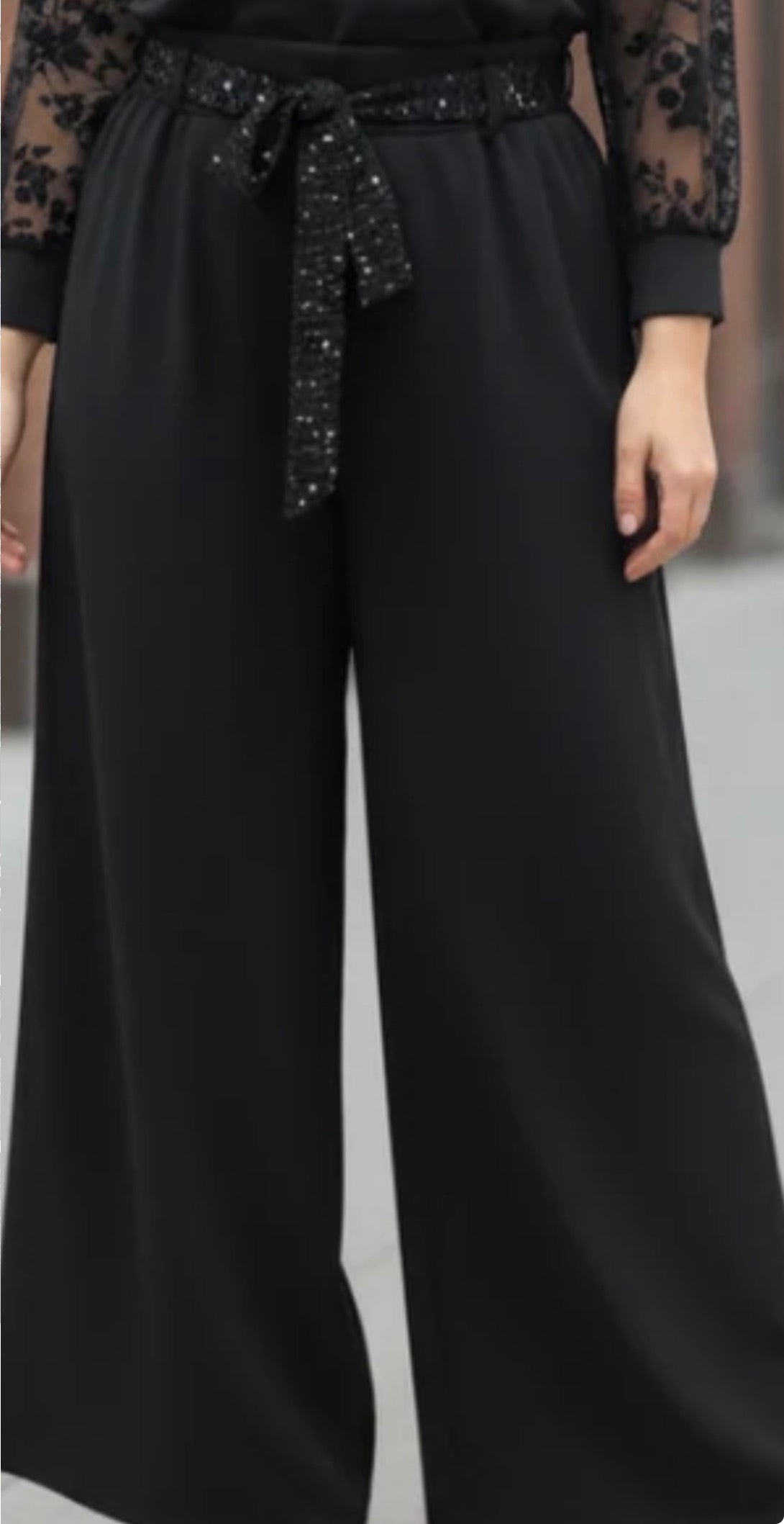 đ Pantalon large noir avec ceinture pailletĂ©e
âš Description :
Ce pantalon large allie Ă©lĂ©gance et confort pour sublimer ta silhouette. Sa coupe fluide offre une allure chic et raffinĂ©e, parfaite pour les soirĂ©es ou les fĂȘtes de fin dâannĂ©e. La ceinture