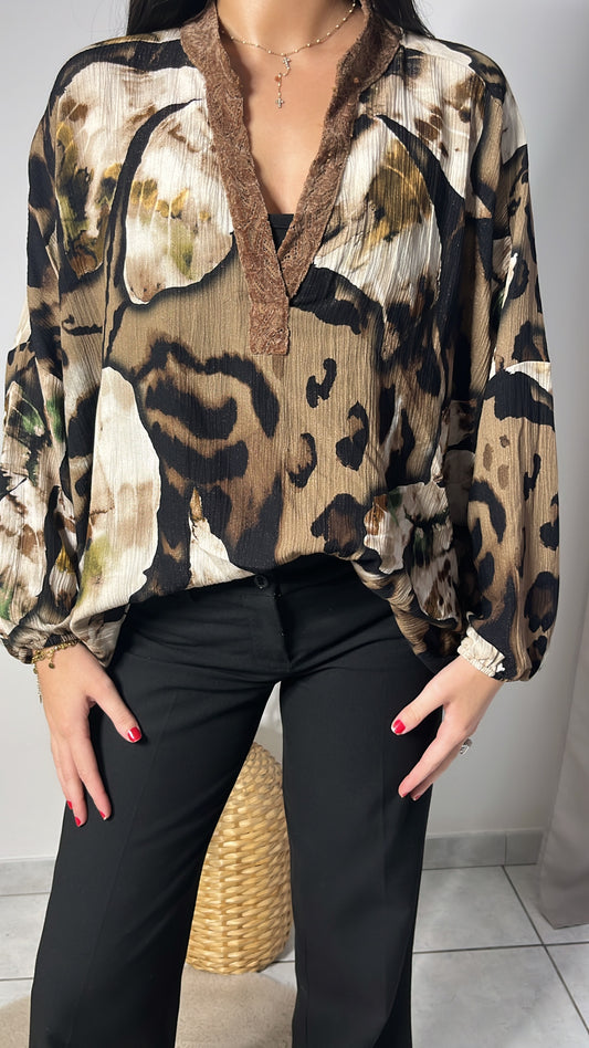 Tunique Lila – 100% Viscose ✨
Parfaite pour l’automne, la tunique Lila allie confort et élégance. Sa matière 100% viscose est douce et fluide, tandis que ses teintes naturelles kaki, beige et marron chocolat évoquent à merveille les couleurs chaleureuses