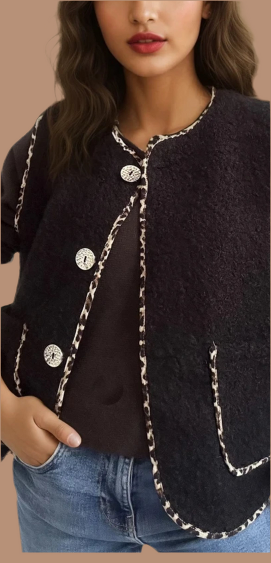 Nouvelle collection 🍁Veste sans manches effet laine lisse chinéeDisponible en marron, chocolat et noir
Taille unique correspond 36 au 44
Composition : 100 % polyester