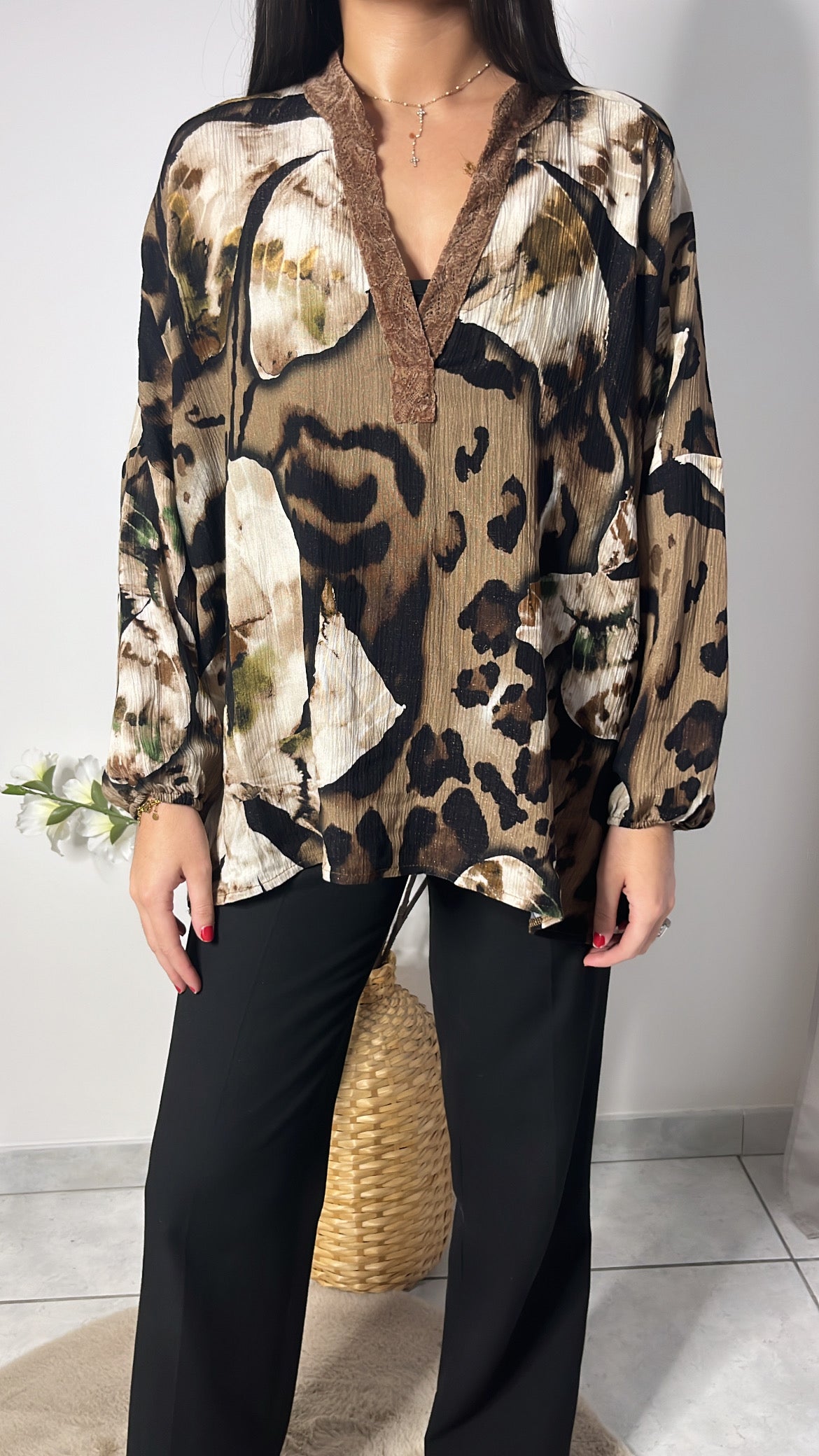 Tunique Lila – 100% Viscose ✨
Parfaite pour l’automne, la tunique Lila allie confort et élégance. Sa matière 100% viscose est douce et fluide, tandis que ses teintes naturelles kaki, beige et marron chocolat évoquent à merveille les couleurs chaleureuses