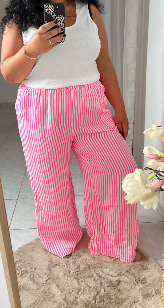 Pantalon fluide rayé rose – “Pink Power” femme ronde