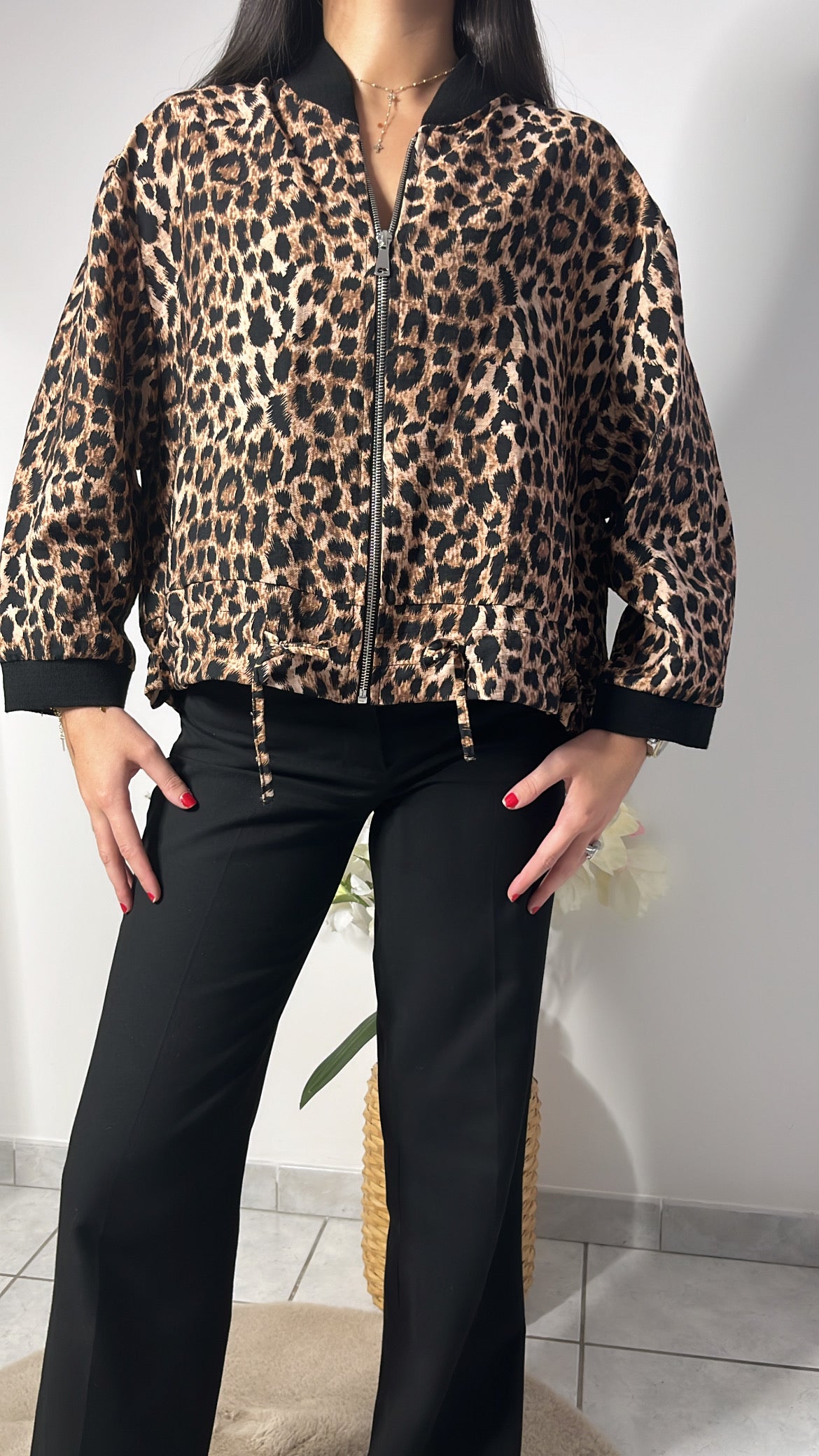🐆 Veste fine léopard – 100 % viscose

Apportez une touche sauvage et élégante à vos looks avec cette veste légère à imprimé léopard.
Conçue en 100 % viscose fluide, elle offre confort et style, parfaite pour la mi-saison ou pour sublimer une tenue basiqu