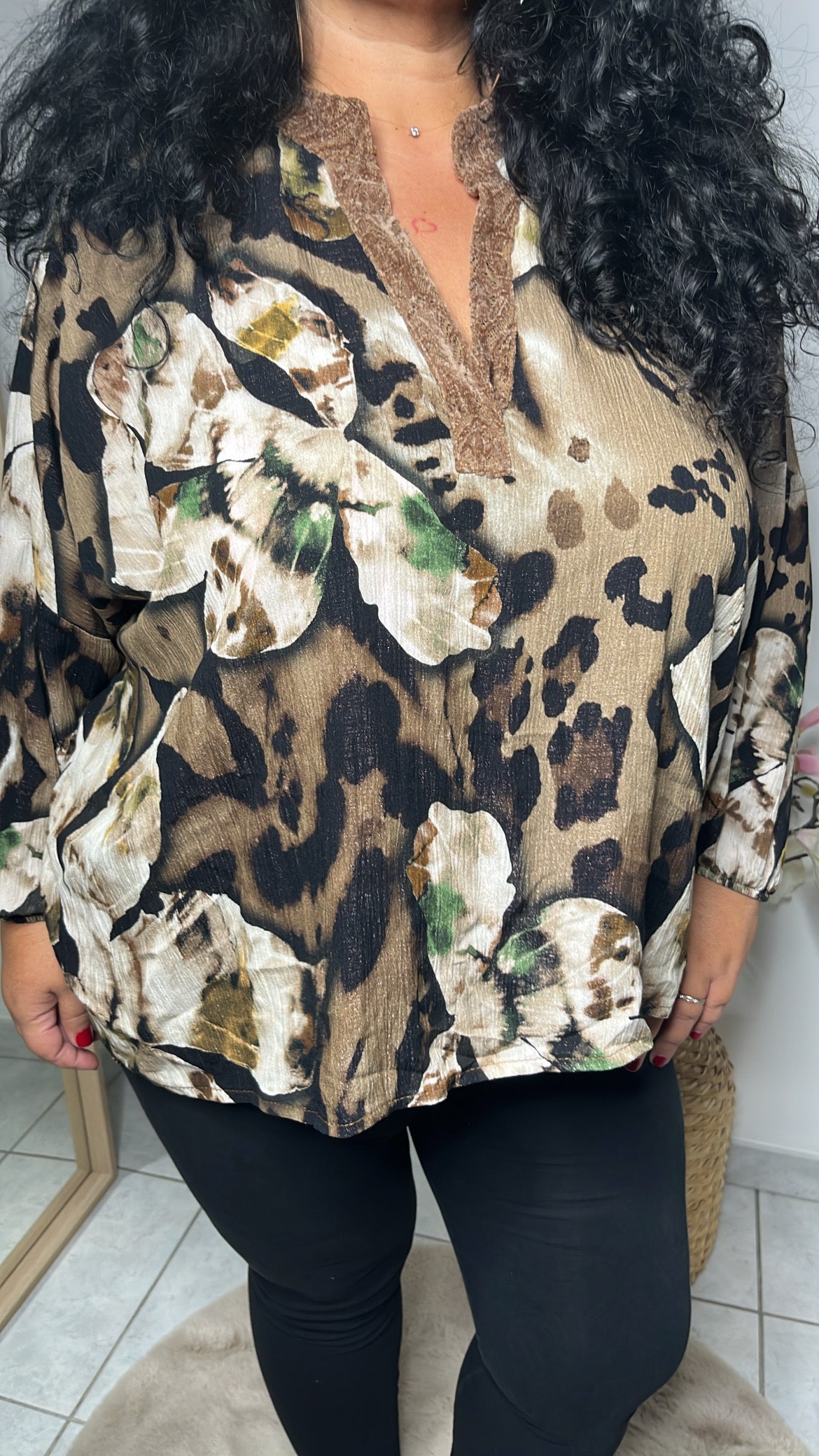 Tunique Lila – 100% Viscose ✨
Parfaite pour l’automne, la tunique Lila allie confort et élégance. Sa matière 100% viscose est douce et fluide, tandis que ses teintes naturelles kaki, beige et marron chocolat évoquent à merveille les couleurs chaleureuses