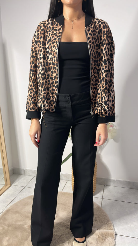 🐆 Veste fine léopard – 100 % viscose

Apportez une touche sauvage et élégante à vos looks avec cette veste légère à imprimé léopard.
Conçue en 100 % viscose fluide, elle offre confort et style, parfaite pour la mi-saison ou pour sublimer une tenue basiqu
