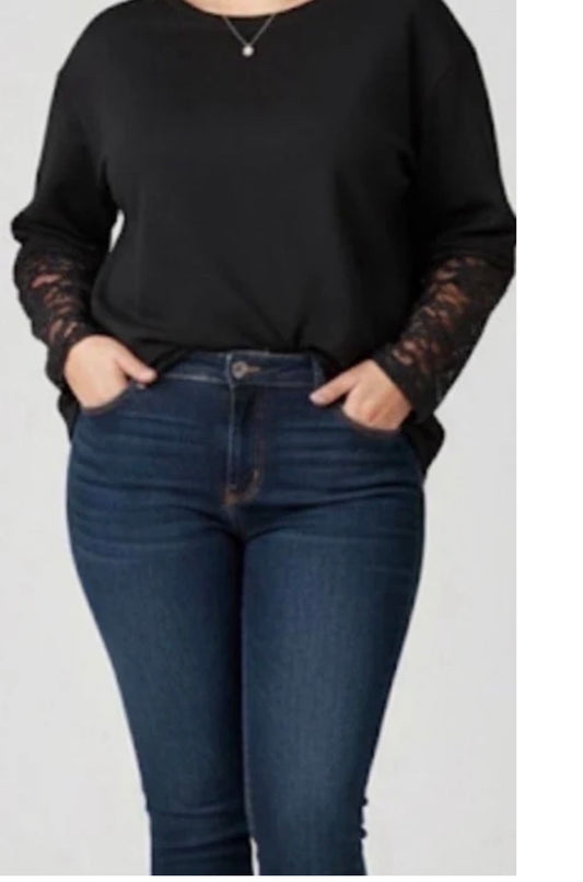 Élégant et raffiné, parfait pour une tenue chic ou un événement spécial
	•	Manches en dentelle délicate pour une touche féminine et sophistiquée
	•	correspond du 40 48
	•	Confortable et facile à porter