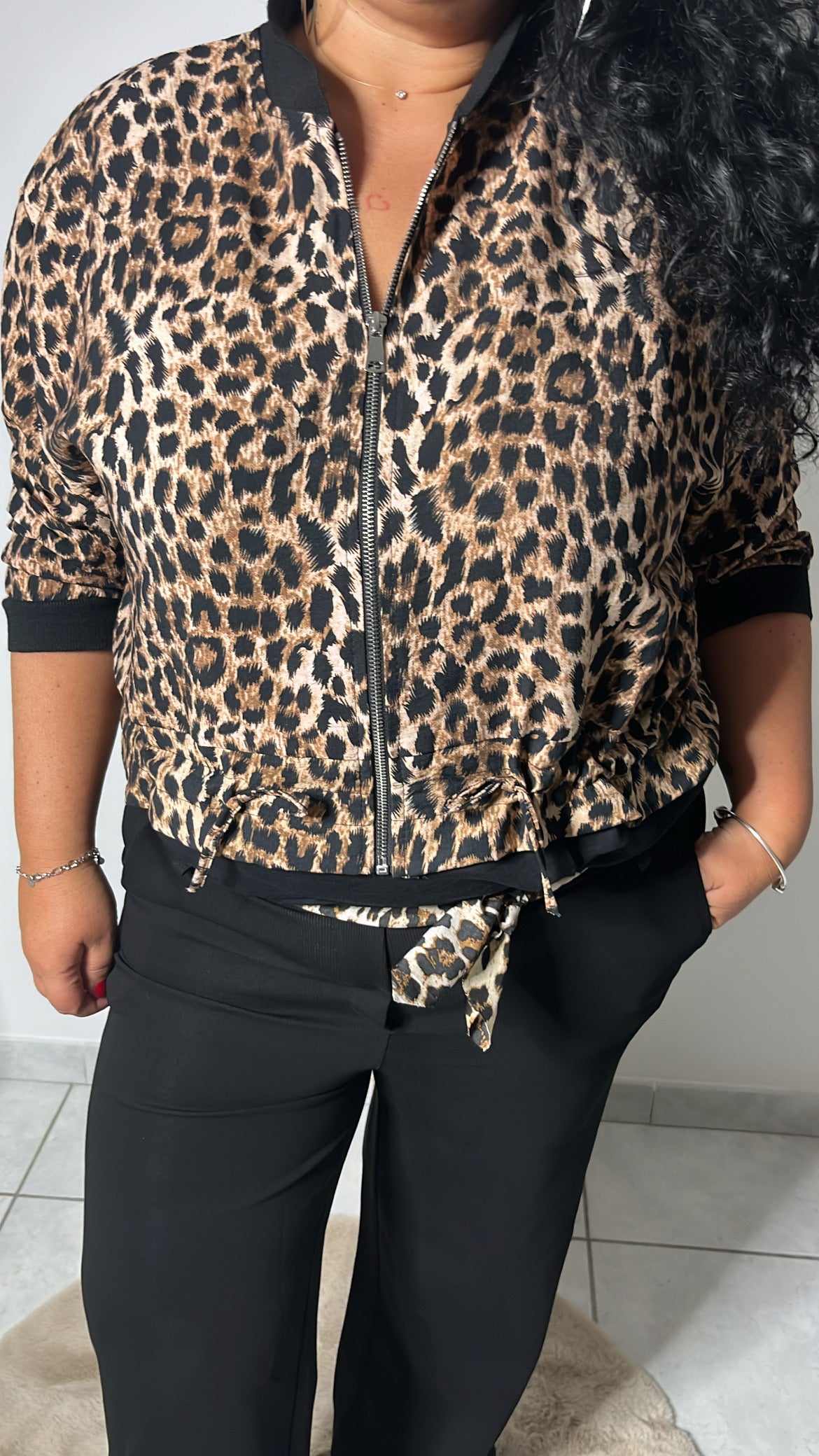 🐆 Veste fine léopard – 100 % viscose

Apportez une touche sauvage et élégante à vos looks avec cette veste légère à imprimé léopard.
Conçue en 100 % viscose fluide, elle offre confort et style, parfaite pour la mi-saison ou pour sublimer une tenue basiqu