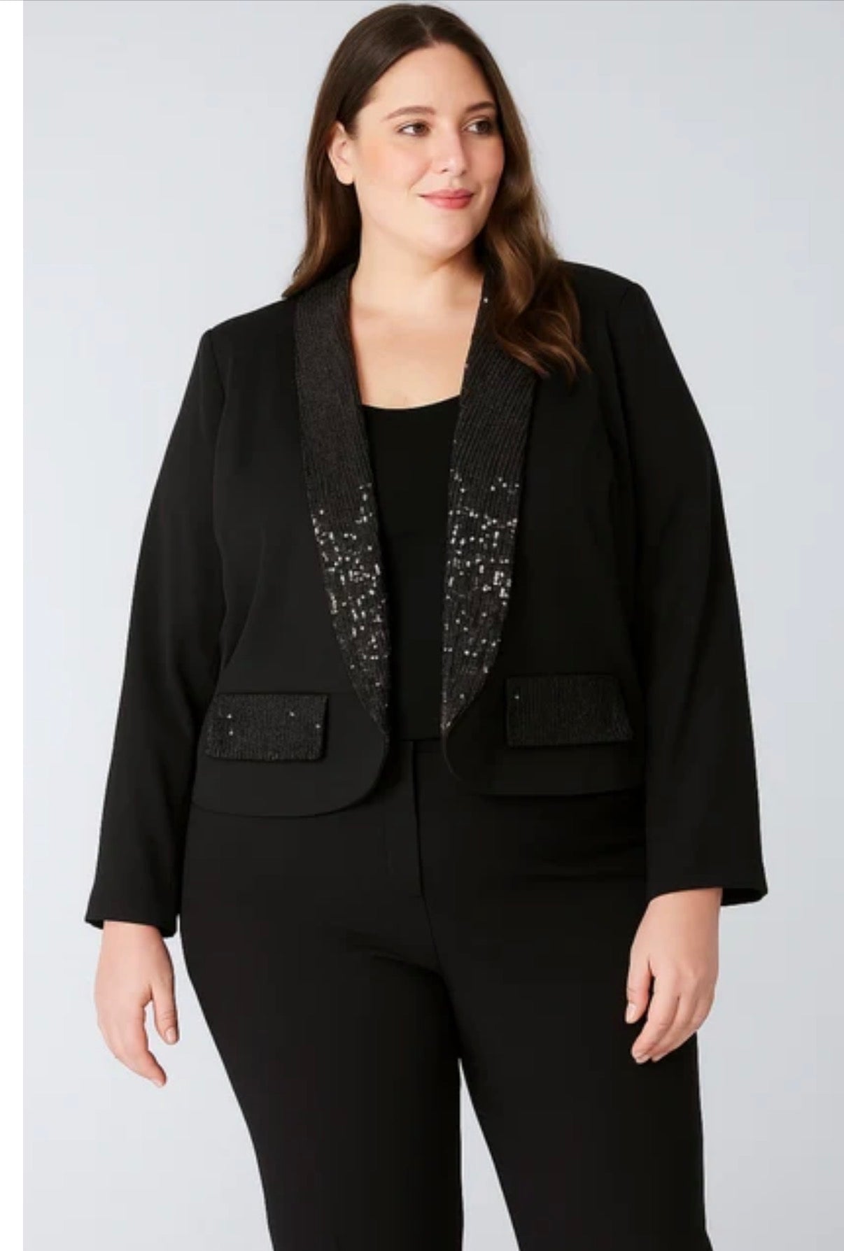 Veste "Éclat d'Hiver" - Sequins &
Élégance
￼ taille unique du 40 au 46
Brille sans en faire trop it
Cette veste courte à col et poches ornées de sequins capte la lumière à chaque mouvement — un vrai bijou à porter ! Sa coupe élégante
