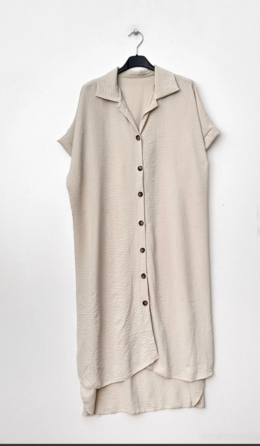 nouveautés, cette jolie robe chemise fluide éclat ,parfaite pour un look féminin et tendance au quotidien.
Sa coupe droite et légère Taille unique - convient du 36 au 46.