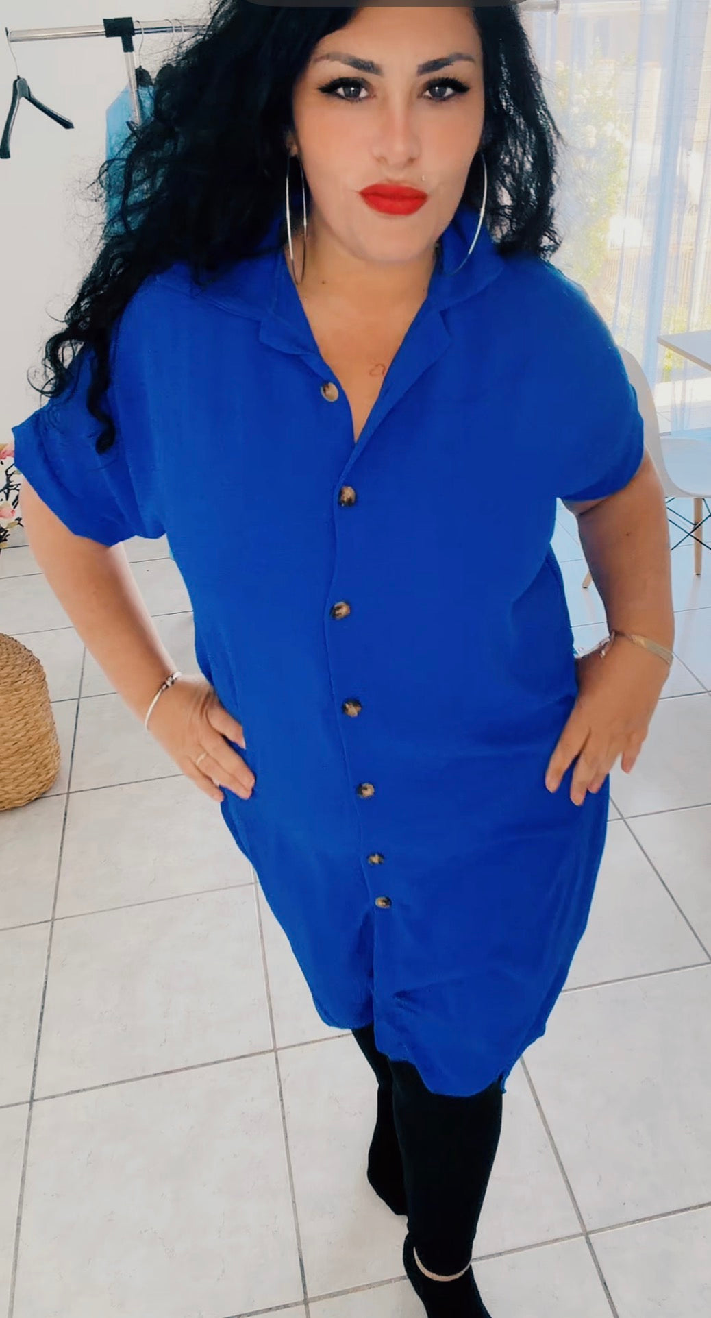 nouveautés, cette jolie robe chemise fluide éclat ,parfaite pour un look féminin et tendance au quotidien.
Sa coupe droite et légère Taille unique - convient du 36 au 46.