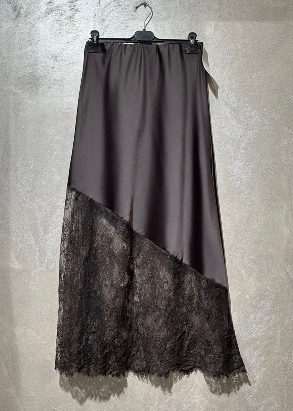 Jupe nuit d'éclats choco avec dentelle - Spéciale femmes pulpeuses
Sublimez vos courbes avec élégance grâce à cette jupe longue satinée au tombé fluide  taille unique du XL/XXXL