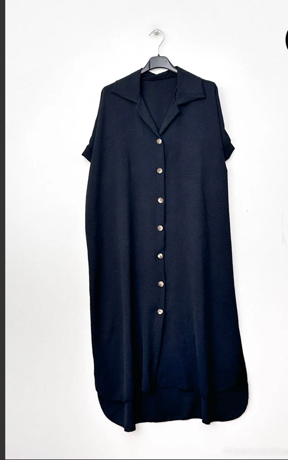 nouveautés, cette jolie robe chemise fluide éclat ,parfaite pour un look féminin et tendance au quotidien.
Sa coupe droite et légère Taille unique - convient du 36 au 46.