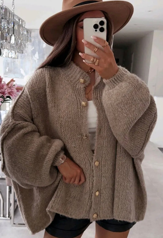 Pull élégante boutonné avec manches bouffantes. Taille correspond 38 à 46