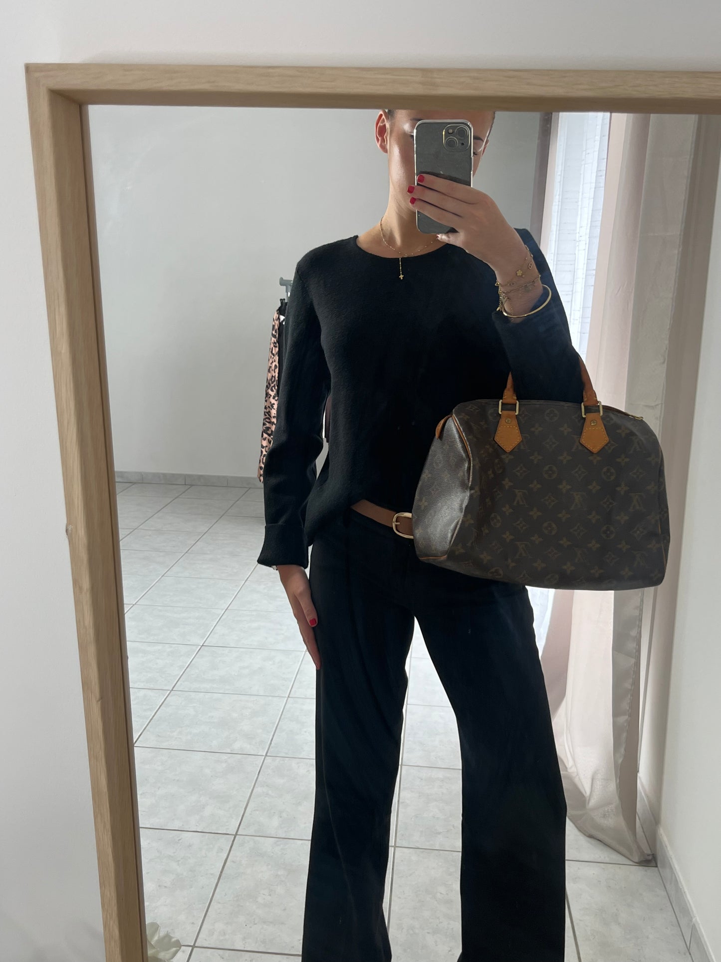 Nouveau Produit:

⸻

Nouvelle collection 🍁🖤 Pull nœud dans le dos

Disponible du 36 au 42
Composition : Viscose – Nylon – Polyest